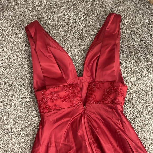Prom dress light red 00, has a slit in the front and open back. V-neck in front. - Picture 3 of 5